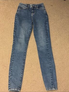Forever 21 Women's Skinny Jeans in Medium Blue Wash